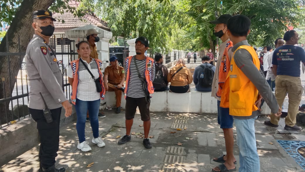 Personil Polsek Medan Baru saat memberikan arahan kepada jukir di jalan Dr Mansyur di depan Fakultas Kedokteran USU, Senin (12/9/2022). Beritasore/ist