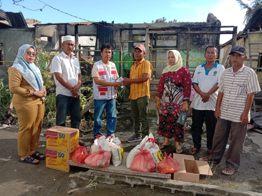Ketua DPC Pejuang Bravo 5 Batu Bara Vicktor Oktopianus S, SH didampingi Ketua Bidang Petani dan Nelayan Bravo-5 Adnansyah Lubis menyalurkan bantuan paket sembako dan tali asih kepada korban kebakaran di Desa Suka Maju Kecamatan Tanjung Tiram Kabupaten Batu Bara Sumatera Utara, Senin (12/9/2022).beritasore/alirsyah