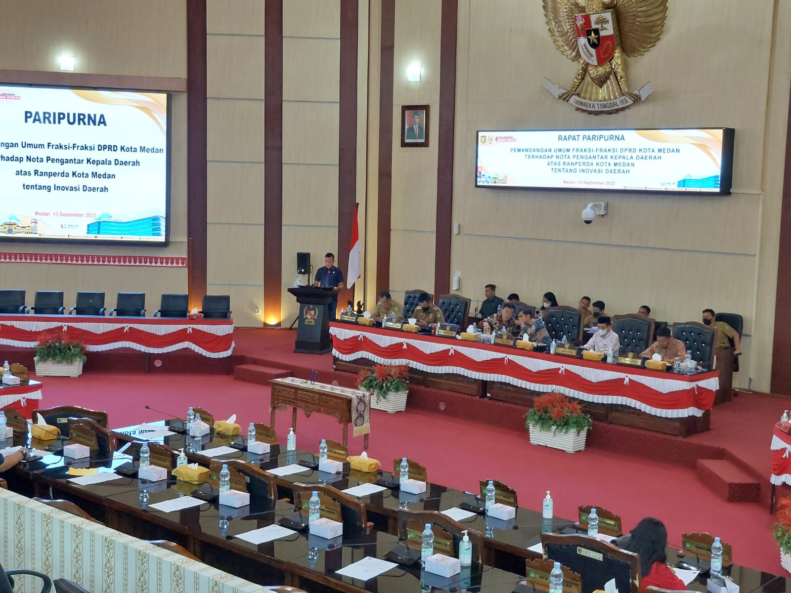 Ketua Fraksi PDI P DPRD Medan Robby Barus SE sebelum membacakan pemandangan umum (PU) Fraksi terhadap Rancangan Peratuluran Daerah Kota Medan tentang inovasi daerah di ruang paripurna gedung DPRD, Selasa (13/9/2022). beritasore/Ist