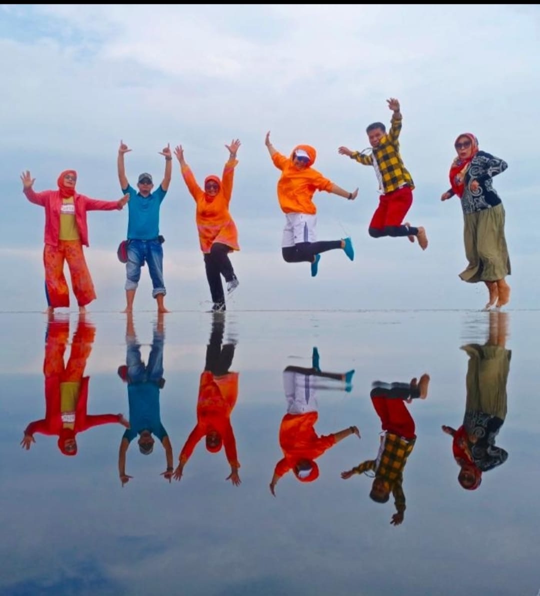 Rombongan Tourism Malaysia terdiri dari wartawan dan travel agent dari Medan ikut menikmati keajaiban pulau misterius itu dengan berfoto ria di Sky Mirror, Kuala Selangor, Malaysia Jumat (9/9). beritasore/ist