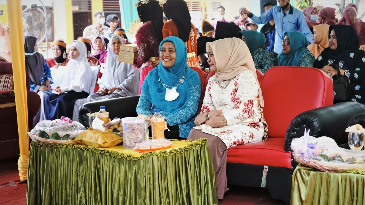 Pelaksana Tugas (Plt) Ketua TP PKK Kabupaten Langkat, Hj Endang Kurniasih Syah Afandin bersama Ketua TP PKK Provsu, Hj Nawal Edi Rahmayadi hadir di SDLB Negeri No.057704 Stabat, Kamis (8/9/2022). beritasore/ist