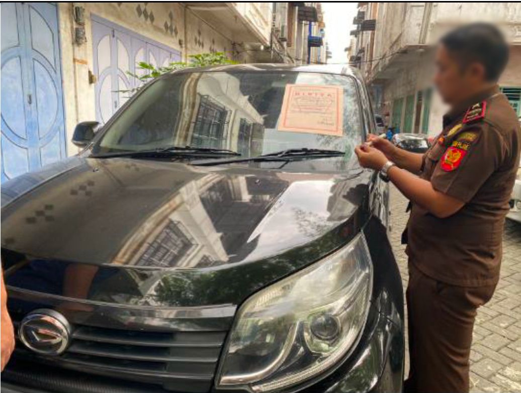 Juru Sita Pajak Negara KPP Pratama Medan Petisah menyita aset pajak belum lama ini. beritasore/ist