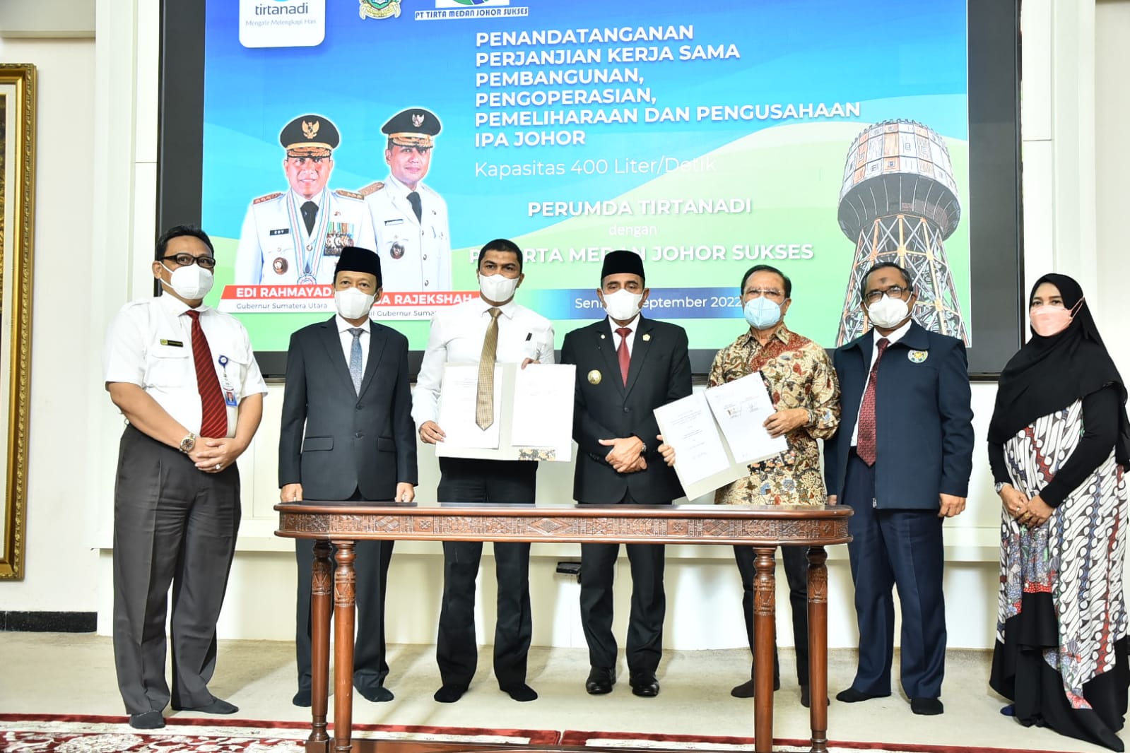 Direktur Utama Perumda Tirtanadi Kabir Bedi (tiga kiri) usai menandatangani perjanjian kerjasama dengan PT Tirta Medan Johor Sukses di Rumah Dinas Gubsu Senin (12/9). beritasore/ist