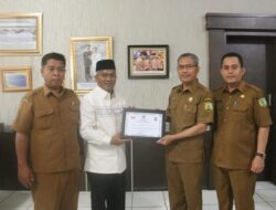 Ahmad Zarnawi Terima Penghargaan Kemendagri