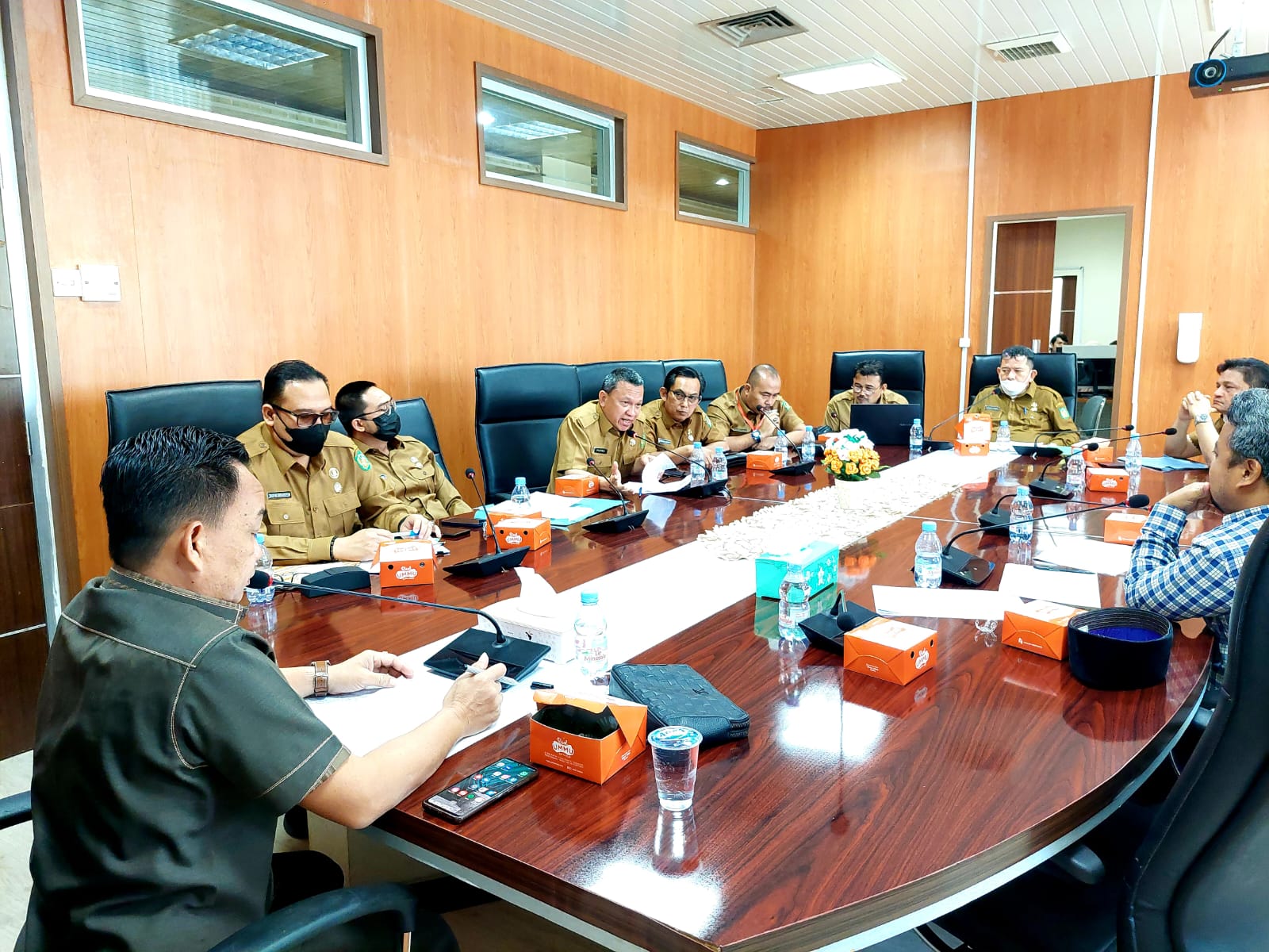 Ketua Komisi II DPRD Medan Sudari ST saat memimpin rapat pembasan P APBD Tahun 2022 di ruang Komisi gedung dewan, Selasa (13/9/2022).beritasore/ist