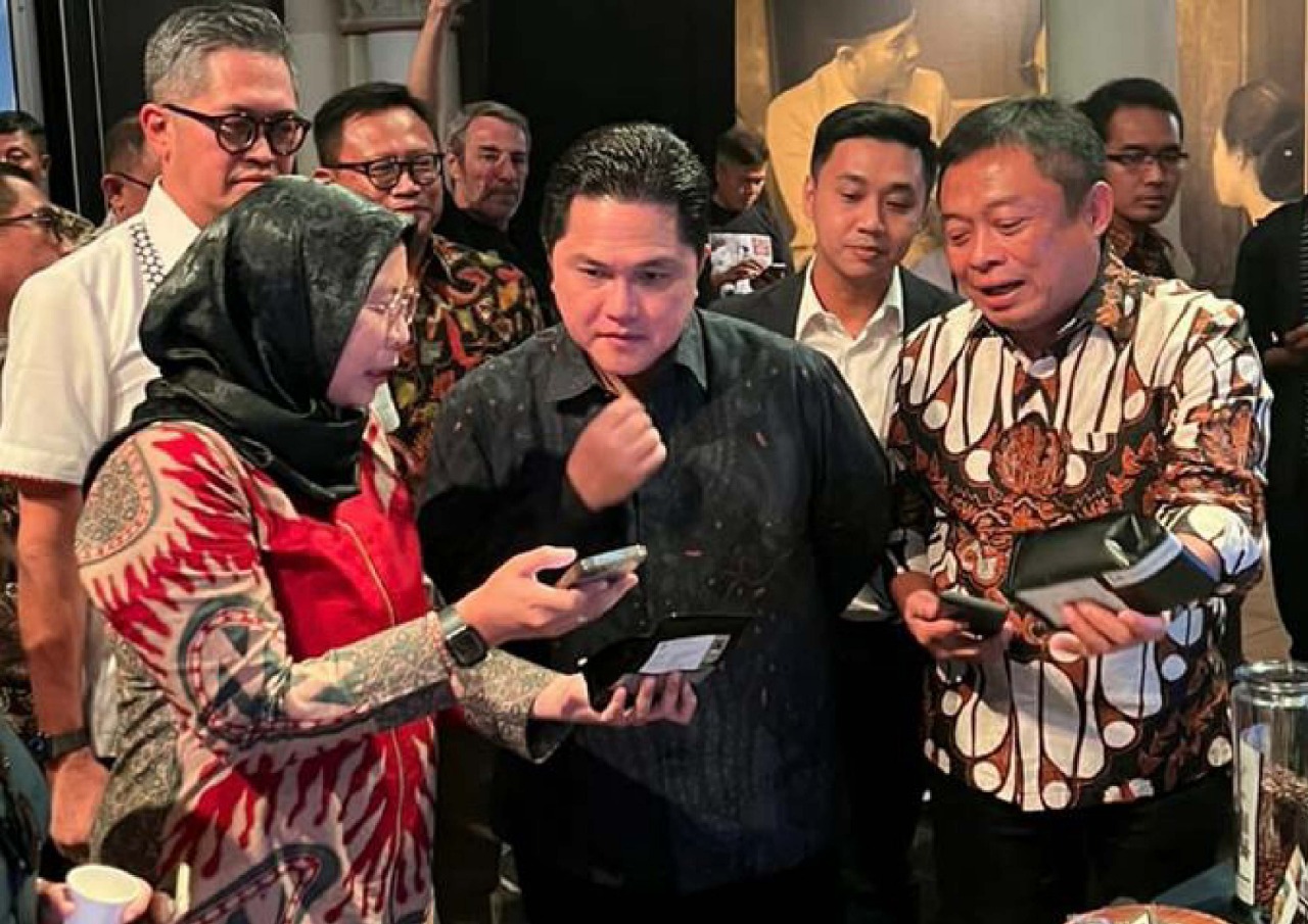 Menteri BUMN RI Erick Thohir (tengah) didampingi Direktur Utama Telkom Ririek Ardiansyah (kanan) melihat demo fitur Agree Traceability yang dipaparkan oleh Tim Sinergi Telkom (kiri) pada Acara Pasar Kopi di Amsterdam, Belanda baru- baru ini. beritasore/ist