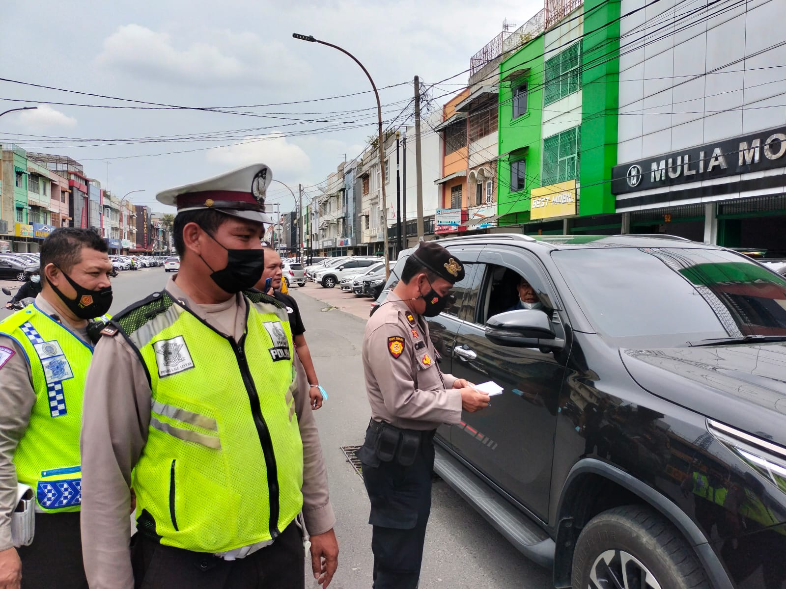 Kanit Samapta Iptu Carles BA Siregar saat memeriksa surat kendaraan di jalan Nibung Raya, Kecamatan Medan Petisah, Selasa (13/9/2022). Beritasore/Ist