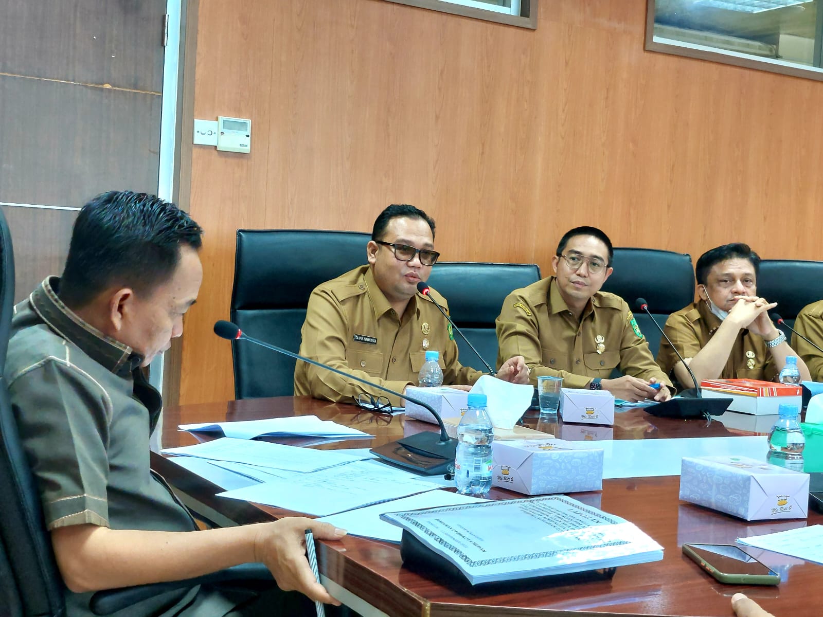 Rapat pembahasan P APBD 2022 dipimpin Ketua Komisi II Sudari ST didampingi Wakil Ketua Komisi Surianto dan anggota Janses Simbolon di gedung dewan, Selasa (13/9/2022).beritasore/ist