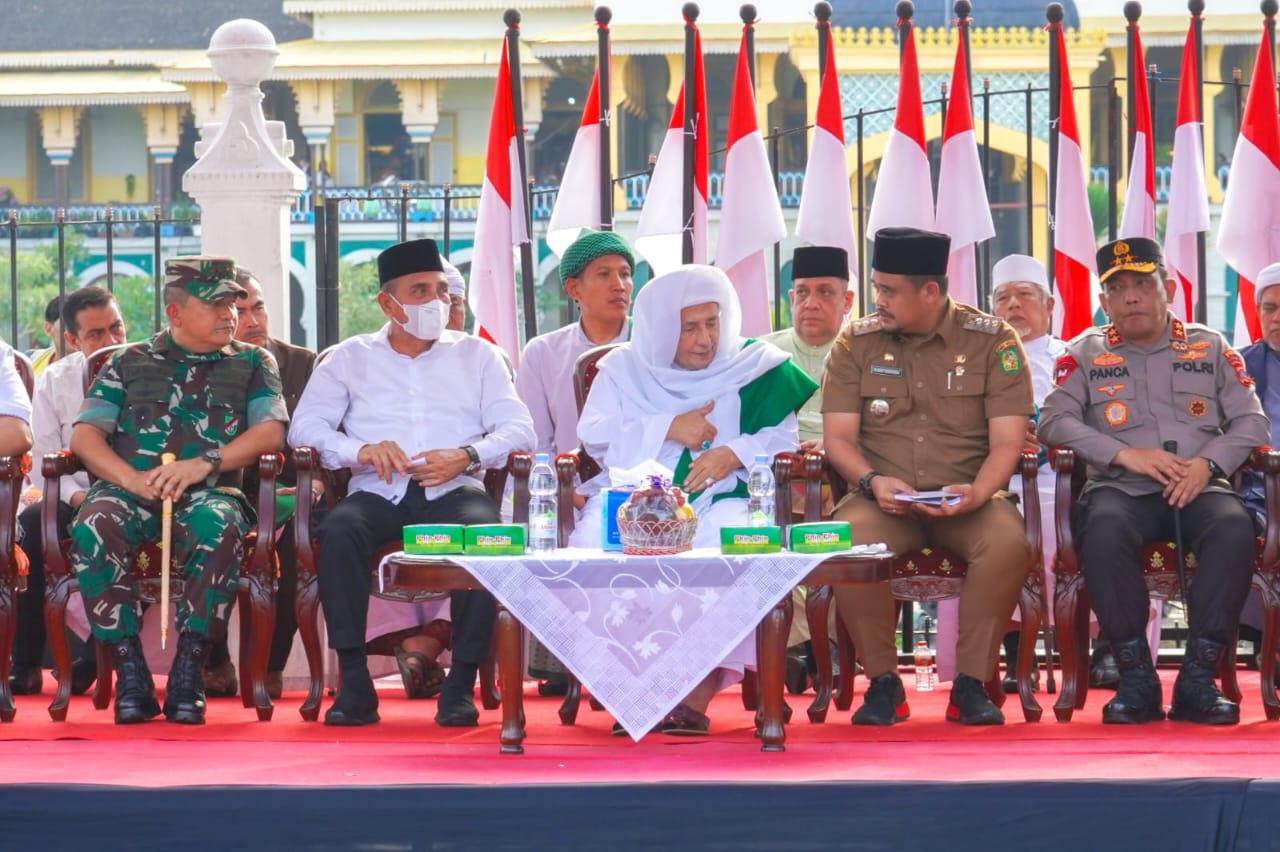 Wali Kota Medan Bobby Nasution saat hadir dalam kegiatan Doa Untuk Negeri dan Kirab Merah Putih 2022 yang berlangsung di depan Istana Maimun, Jalan Brigjen Katamso Medan, Selasa (13/9) sore. beritasore/ist