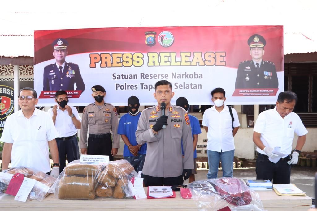 Kapolres Tapsel,Imam Zamroni dalam konferensi Pers di Mapolres Tapanuli Selatan,Rabu (14/09). beritasore/Birong RT