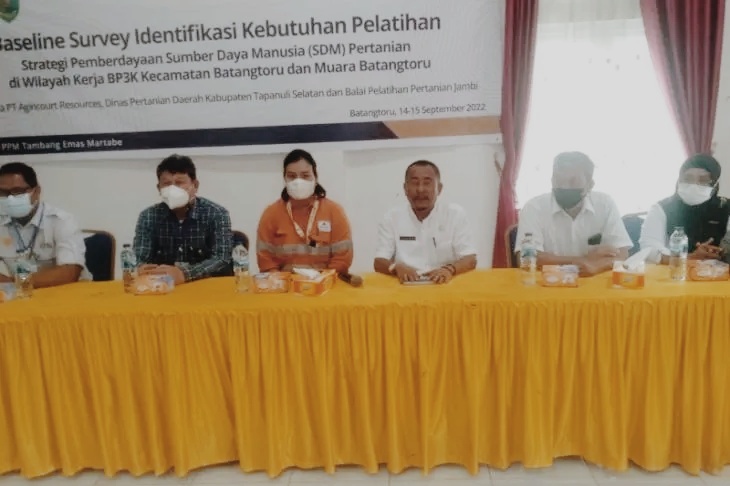 Kadis Pertanian, Bismark Muaratua Siregar dengan pihak PT. AR saat menggelar pelatihan dalam meningkatkan Sumber Daya Manusia (SDM) Pertanian untuk wilayah lingkaran tambang.beritasore/ist