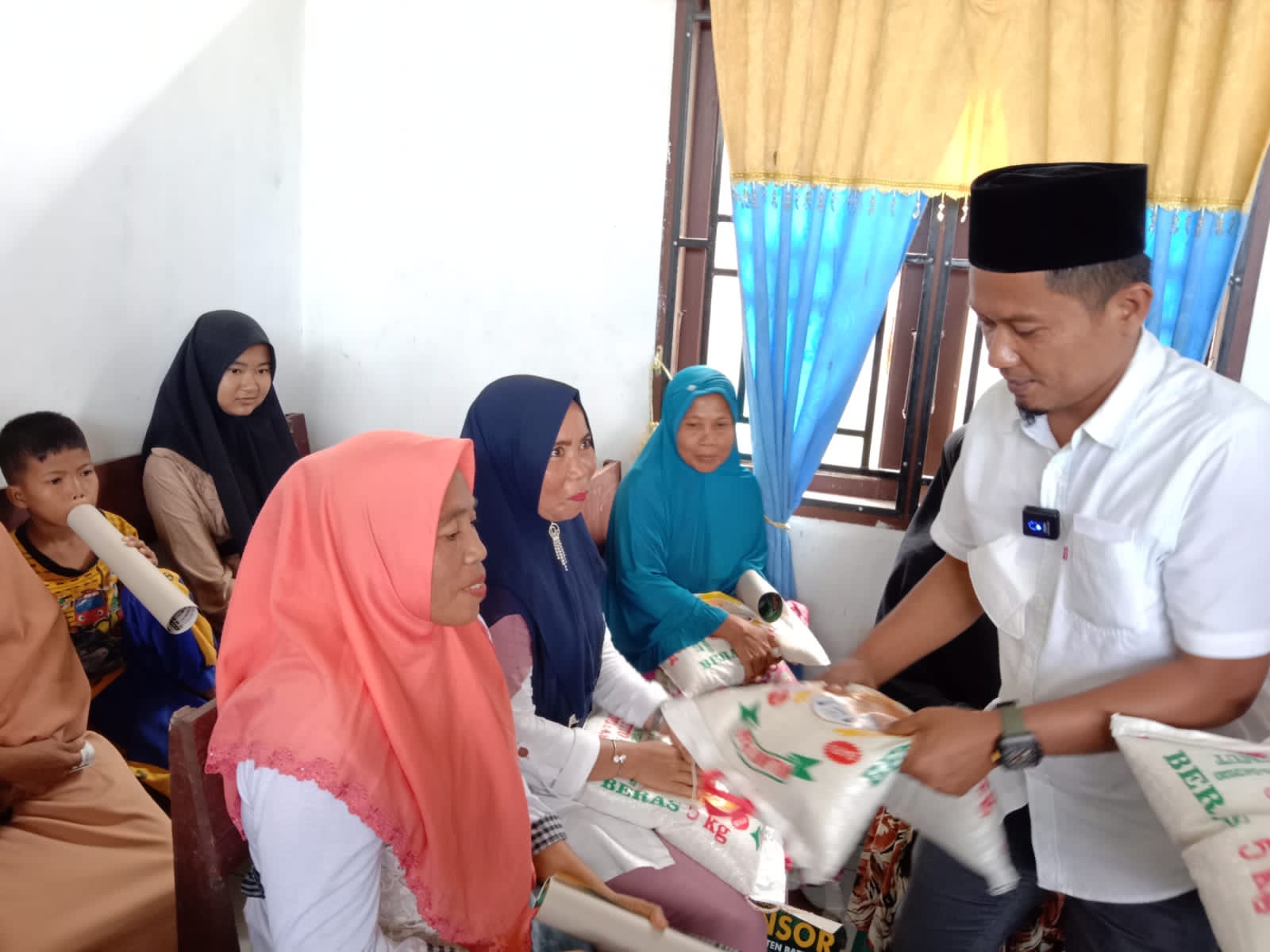 Kadin Batubara Berbagi salurkan sembako kepada masyarakat Desa Permit Kec.Limapuluh Kabupaten Batubara Sumatra Utara Kamis (15/9/2022).beritasore/alirsyah