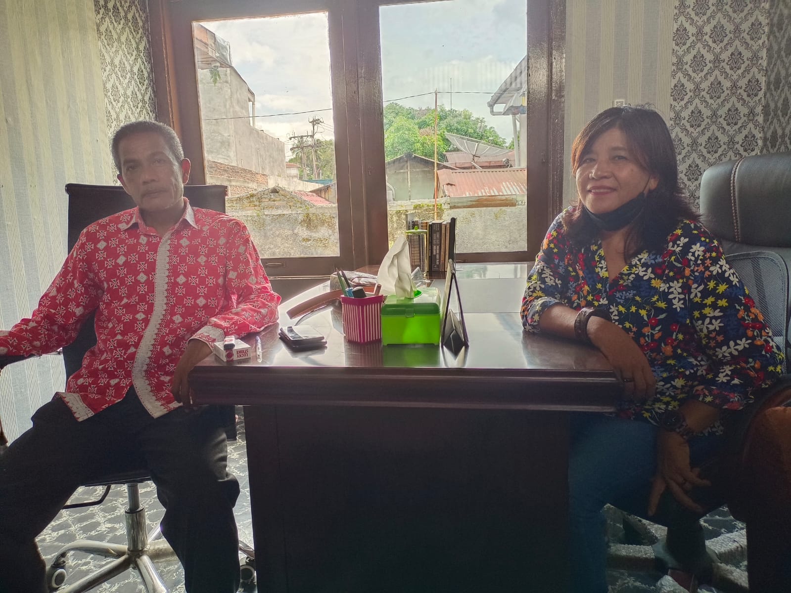 Ketua Kelompok Kerja (pokja) Junita Lila Sinaga ,SH didampingi Sekretaris pokja Ilham Syahputra SH, di Sekretariat Bawaslu Kota Pematang Siantar  jalan Raya No.29 Kelurahan Sumarito Kecamatan Siantar Barat Kota Pematang Siantar, Kamis (15/6/2022).beritasore/ist