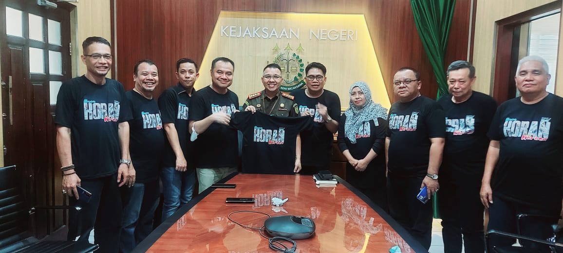 Pengurus SPS Sumut foto bersama di Kantor Kejaksaan Negeri Langkat,di Stabat, Kamis(15/9). Berita Sore/Ist