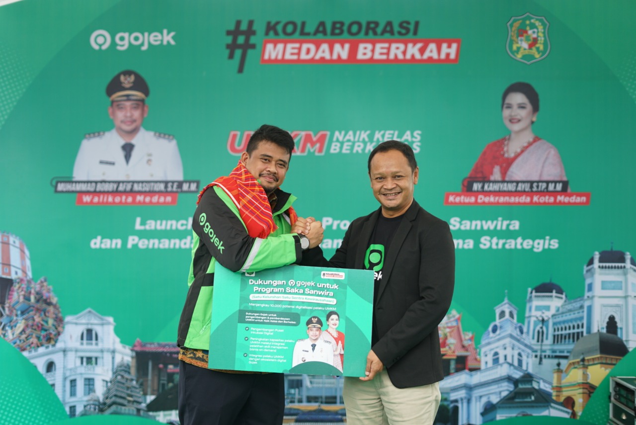 Walikota Medan Muhammad Bobby Nasution bersama Head of Regional Operational Excellence Public Policy & Government Relations Gojek, Muhammad Chairil usai MoU kerjasama strategis dalam Program Sakasanwira atau Satu Kelurahan Satu Sentra Kewirausahaan di Kampung UMKM Kelurahan Ladang Bambu, Kecamatan Medan Tuntungan Kamis (15/9/2022). beritasore/ist