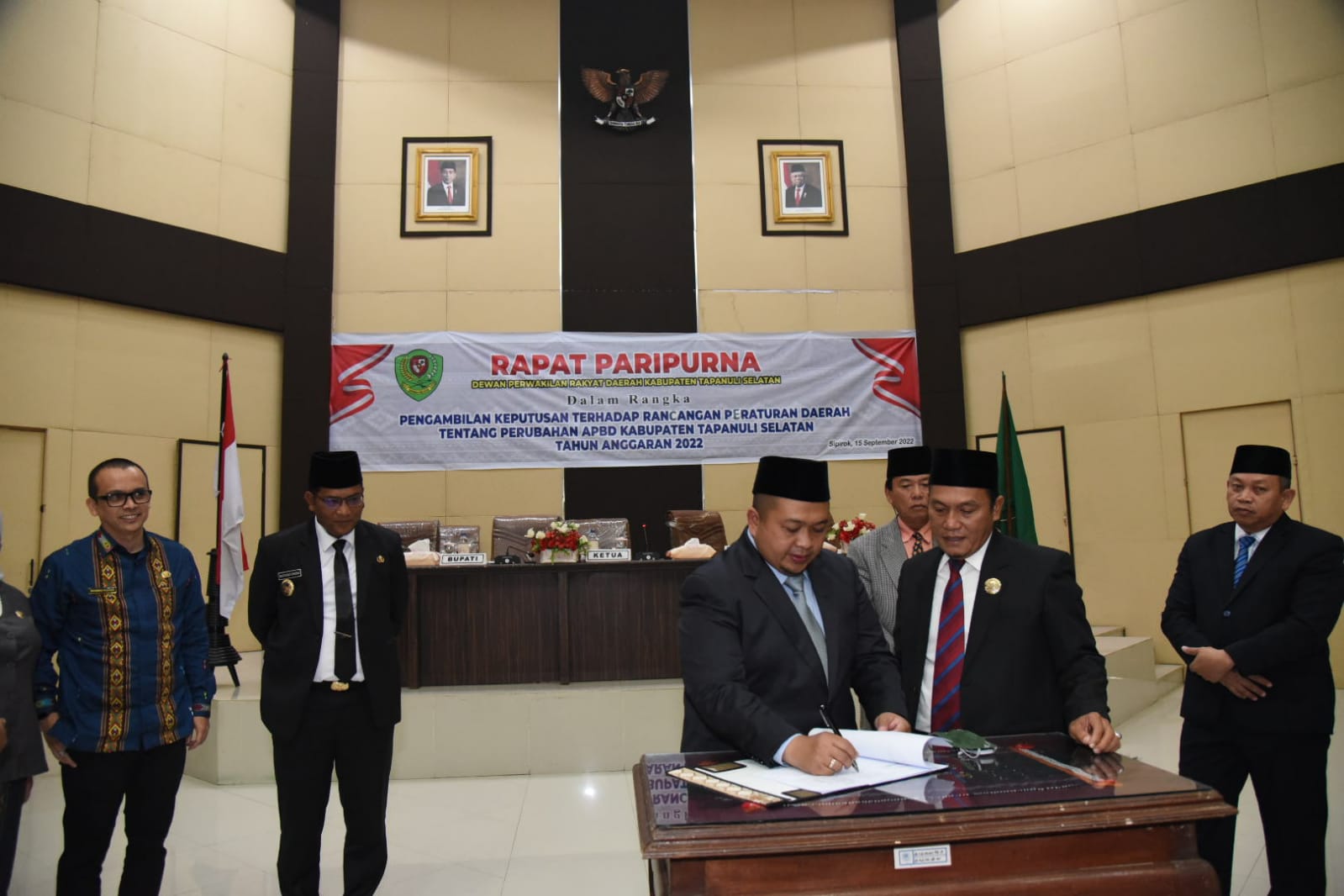 Bupati - DPRD Tandatangani Persetujuan Ranperda P-APBD Tapsel 2022 dalam sidang paripurna DPRD di Gedung DPRD Kabupaten Tapsel Jalan Prof. Lafran Pane, Sipirok, Kamis (15/9). beritasore/Birong RT