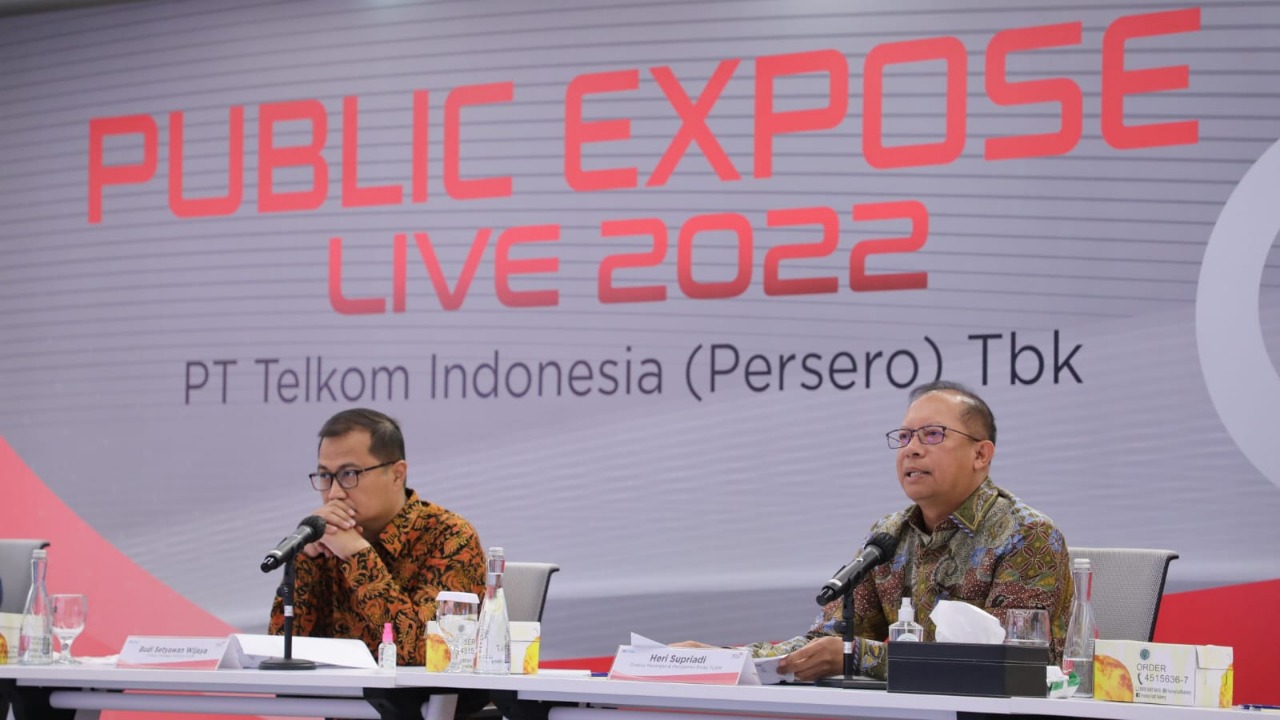 Direktur Keuangan dan Manajemen Risiko Telkom Heri Supriadi (kanan) dan Direktur Strategic Portfolio Telkom Budi Setyawan Wijaya (kiri) pada sesi tanya jawab press conference Public Expose Live 2022 yang digelar PT Bursa Efek Indonesia (BEI) secara virtual Jumat (16/9/2022). beritasore/laswie wakid