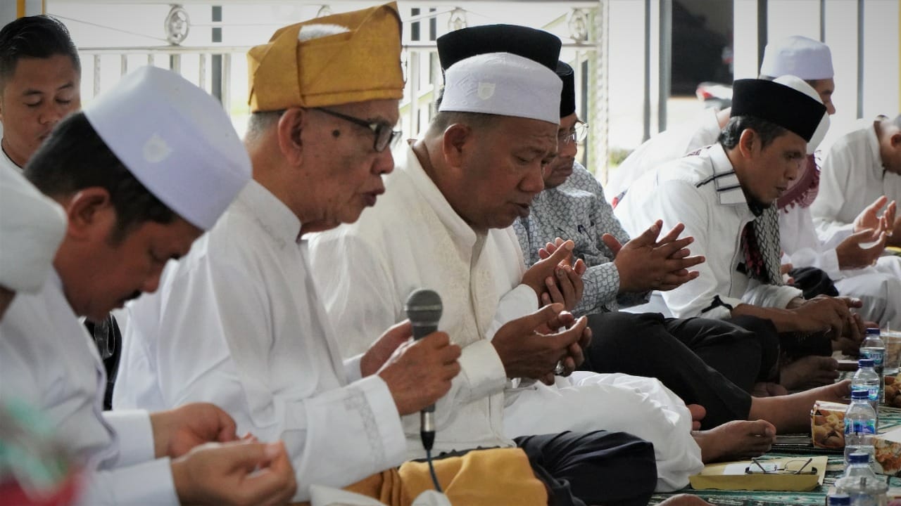 Plt Bupati Langkat H Syah Afandin menggelar Dzikir dan Doa bersama, di Pendopo Jentera Malay Rumah Dinas Bupati Langkat, Selasa (13/9/2022). beritasore/ist