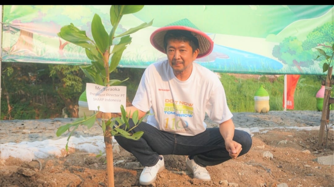 President Director PT Sharp Electronics Indonesia Shinji Teraoka melakukan penanaman bibit pohon di kegiatan #baktiuntuknegeri di sepanjang aliran sungai Citarum Kamis (15/9/2022). b beritasore/ist