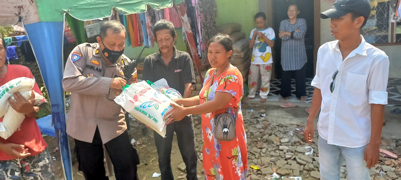 Kanit Binmas Polsek Medan Baru Iptu Hirlan Rudi saat menyerahkan bantuan Beras kepada warga Kec.Medan Polonia.beritasore/ist