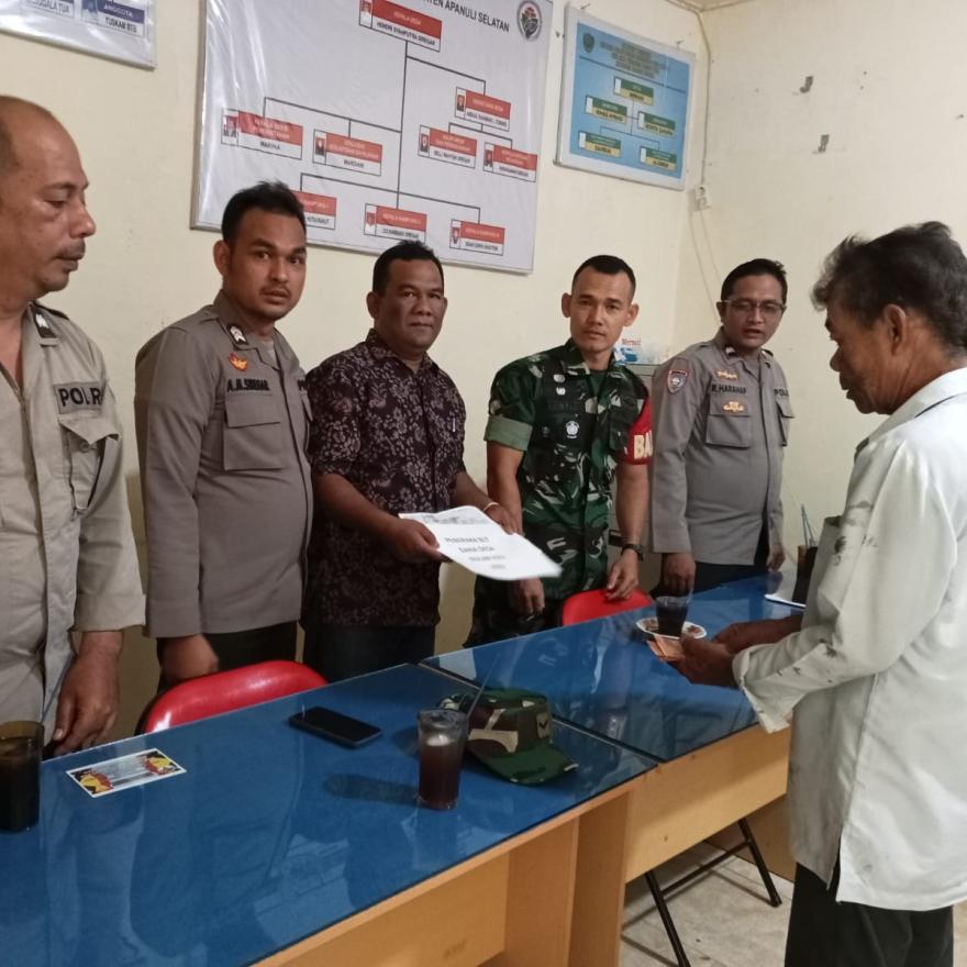 Kepala Desa Napa Kec.Batangtotu, Hendri Syahputra Srg didampingi Babinsa, Bhabinkamtibmas serta perwakilan dari Polsek Batangtoru saat mebagikan BLT-DD tahap III kepada masyarakat. beritasore/Birong RT