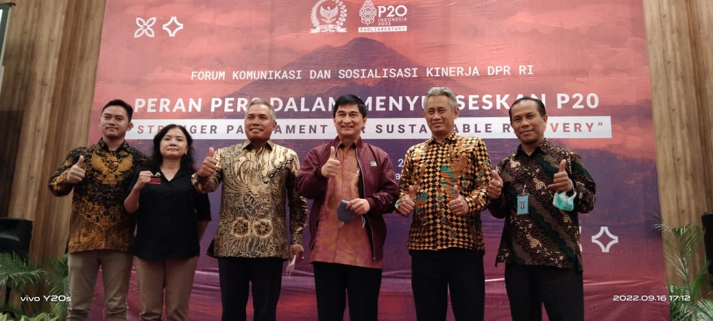 Ahmad Dimyati saat membuka Forum Komunikasi dan Sosialisasi Kinerja DPR RI,  Pers Dalam Menyukseskan P20 "Stronger Parliament For Sustainable Recovery" di Bogor, Jawa Barat, Jumat (16/9) malam. beritasore/ist