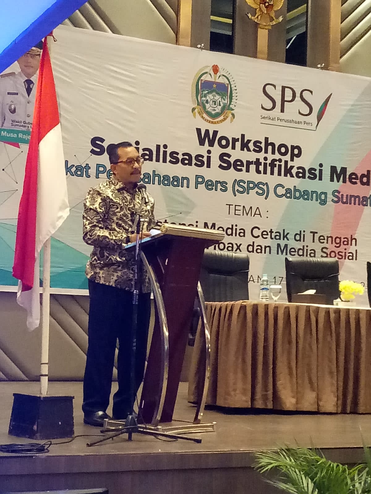 Plt. Kadis Kominfo Sumut, Ilyas Sitorus saat memberikan sambutan sekaligus membuka Workshop Sosialisasi Sertifikasi Media Serikat Perusahaan Pers (SPS) Cabang Sumatera Utara bertempat di Ball Room LePolonia Hotel & Convention Jl. Jenderal Sudirman No 14-18 Madras Hulu Kec. Medan Polonia - Medan, Sabtu (18/09/22). Beritasore/Ist