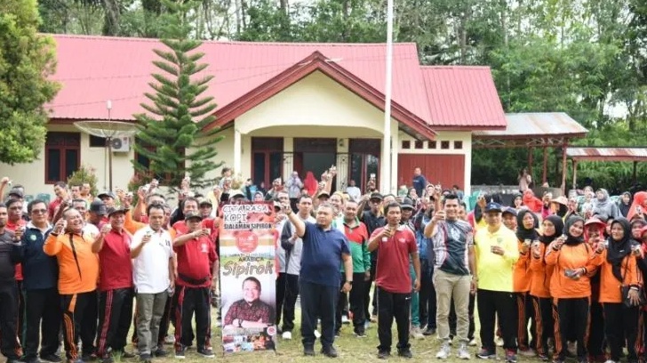 Bupati Tapanuli Selatan Dolly Pasaribu saat mengadakan seruput kopi (cupping) massal di halaman Kantor Camat Kecamatan Angkola Selatan Kab.Tapsel, Jum'at (16/9). beritasore/Birong RT