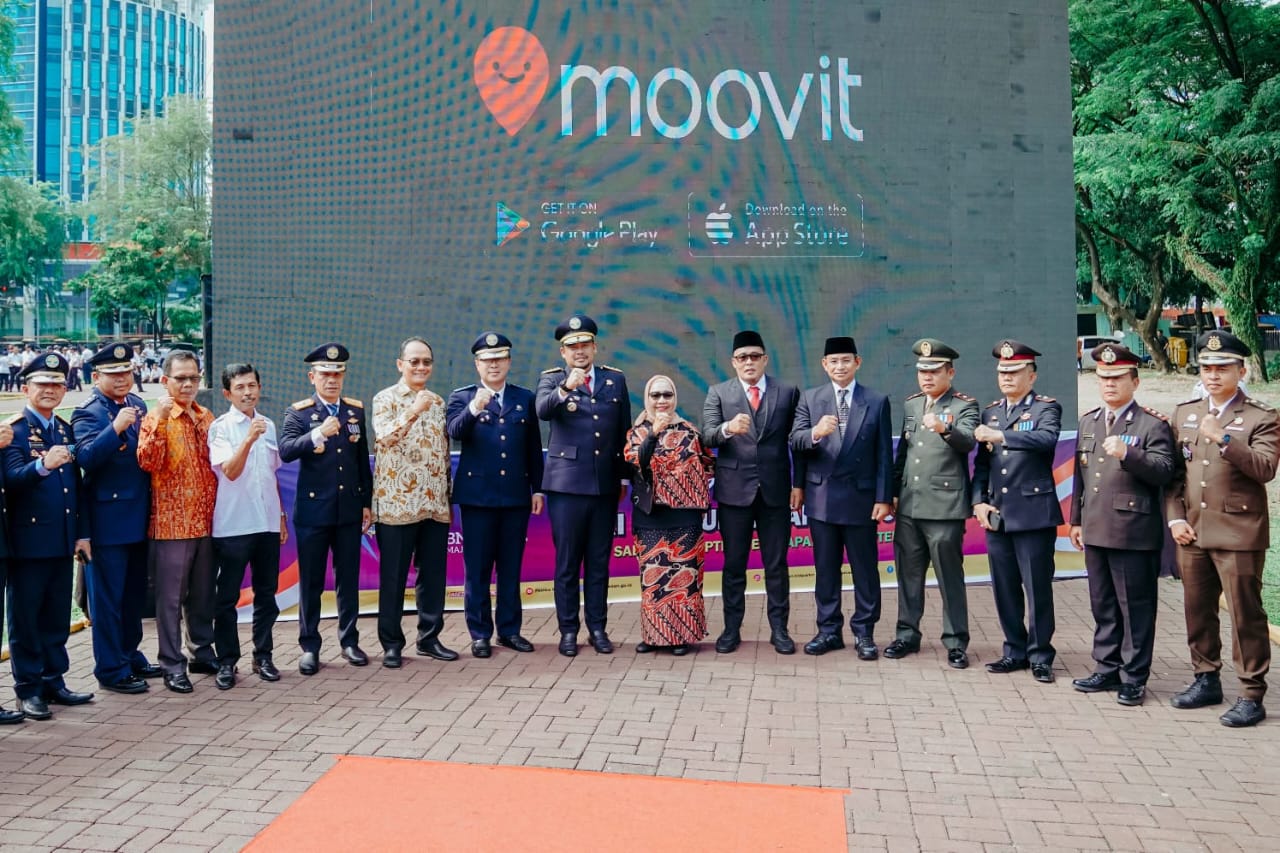 Launching Launching Aplikasi Moovit dilakukan Wali Kota Medan Bobby Nasution usai menjadi inspektur upacara dalam upacara memperingati Hari Perhubungan Nasional Tingkat Kota Medan Tahun 2022 yang mengusung tema "Maju Bangkit Bersama" di Lapangan Benteng Medan, Sabtu (17/9). Beritasore/ist