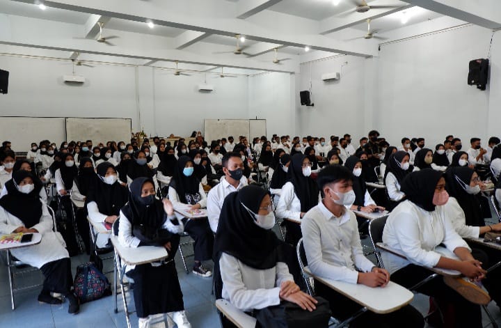 Mahasiswa baru Undhar mengikuti rangkaian kegiatan Pengenalan Budaya Akademik dan Kemahasiswaan di kampus Jalan Yos Sudarso Medan, Sabtu (17/9/2022). beritasore/ist