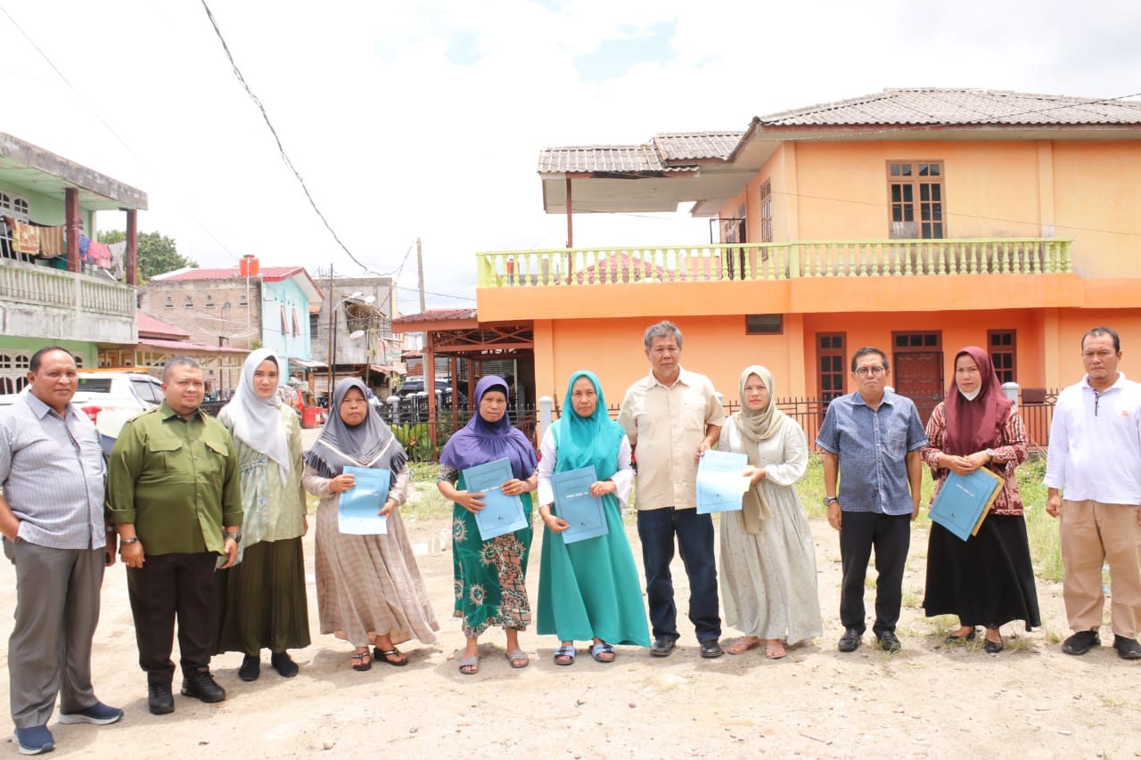 Bupati Tapanuli Selatan (Tapsel), H Dolly Pasaribu, SPt, MM, Bersama IKAPSI, dan PSPS saat menyalurkan bantuan kepada pihak korban kebakaran Sabtu (17/9). beritasore/Birong RT