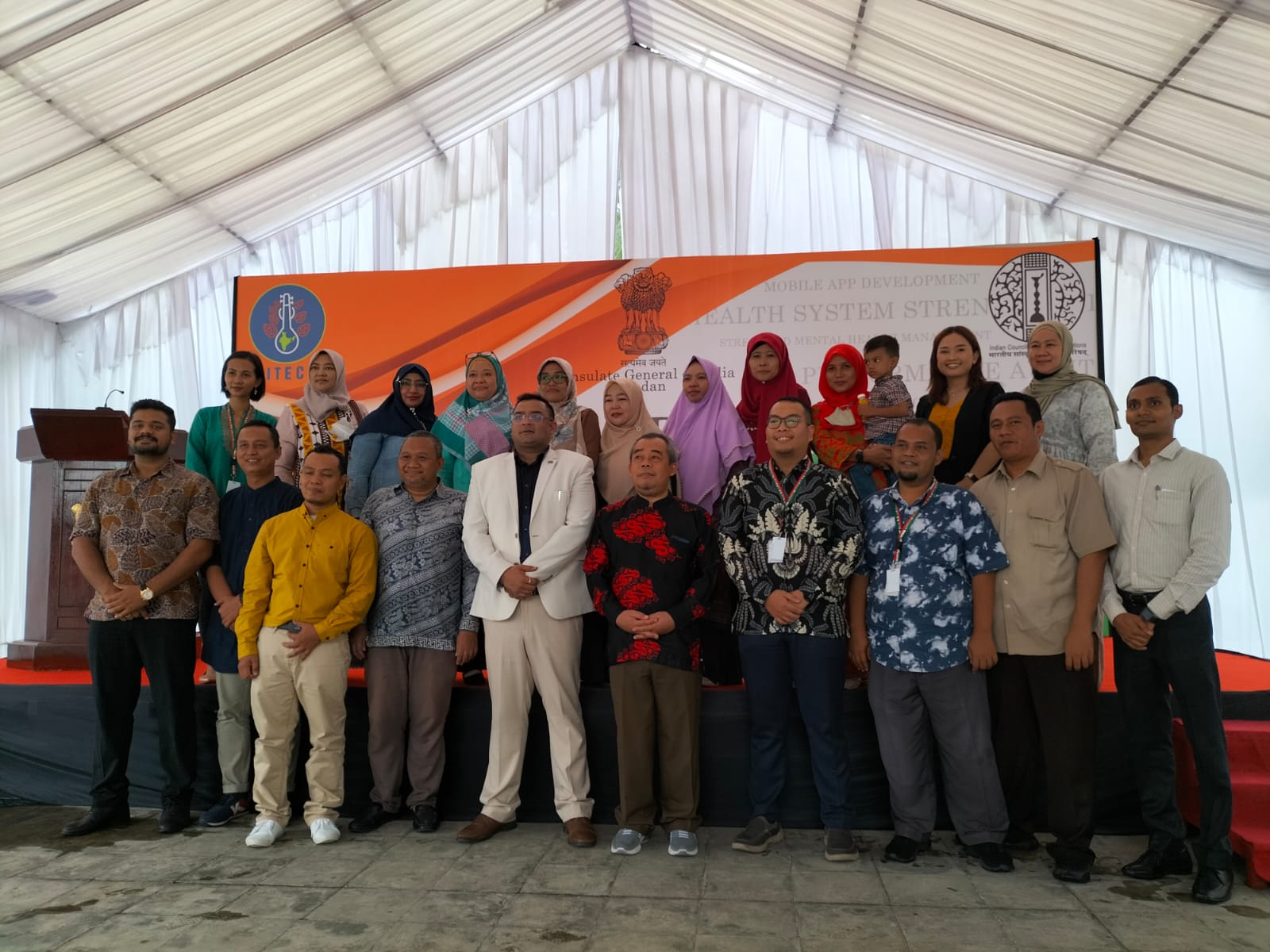 Konjen India di Medan Subham Singh bersama para alumni beasiswa India di kantor Konjen India Jalan Uskup Agung Sugiopranoto nom 19 Medan Rabu (14/9/2022). beritasore/laswie wakid