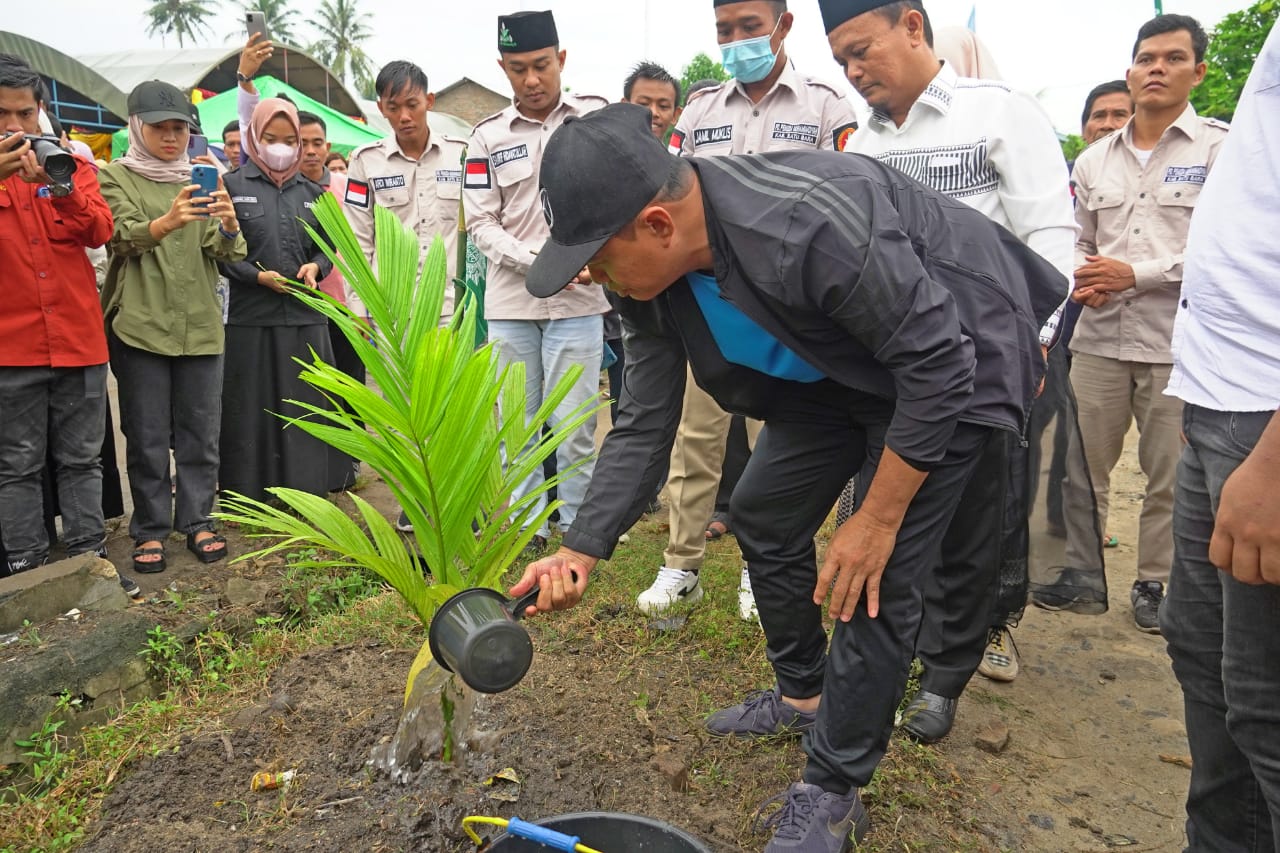 Bupati Batu Bara Ir.H.Zahir M.AP gotroy menanam bibit pohon pinang di Desa Simodong Kecamatan Sei Suka Kabupaten Batu Bara, Minggu (18/9/2022).beritasore/alirsyah