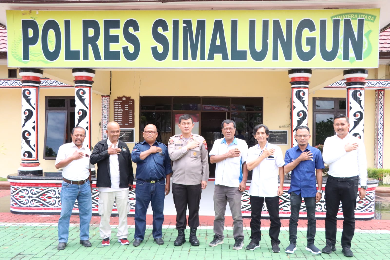 Pengurus dan anggota PWI Simalungun Foto bersama usai beraudiensi ke Kapolres Simalungun AKBP Ronald F.C Sipayung, S.H., S.I.K., M.H., di ruang kerja Kapolres, Senin (19/9/2022). Beritasore/sit
