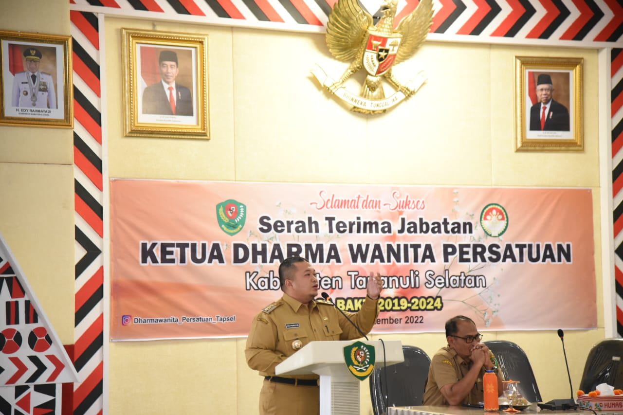 Bupati Tapse, Dolly Pasaribu saat menghadiri Sertijab Ketua DWP Kabupaten Tapsel Masa Bakti 2019-2024, di Aula Sarasi, Lantai III, Kantor Bupati Tapsel, Senin (19/9). beritasore/Birong RT