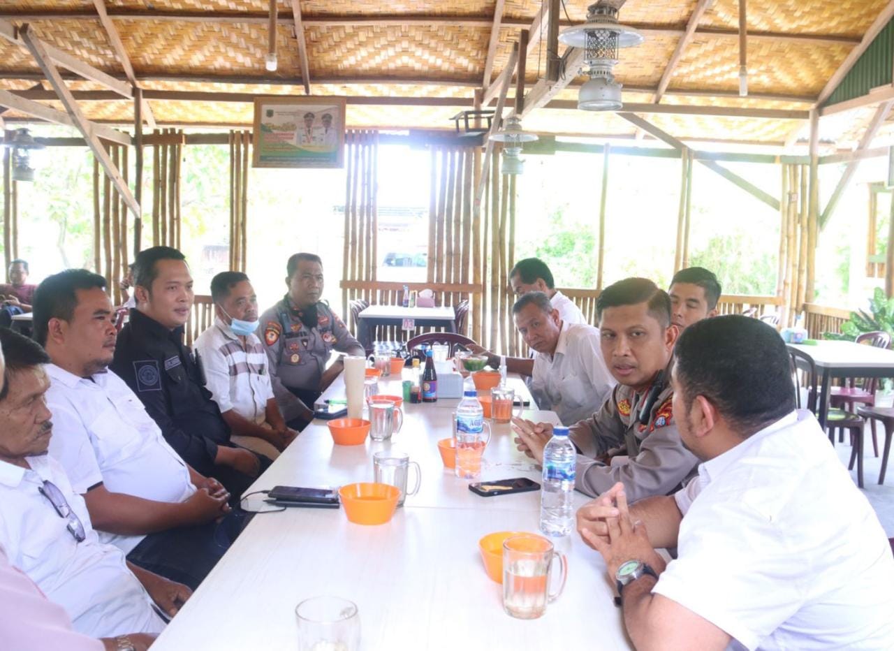 Kapolres Tapanuli Selatan Bersama Pengurus PWI Paluta, di rumah makan  keluarga  Gunung Tua lingkungan 1 kelurahan pasar Gunung Tua Kecamatan Padang Bolak Kabupaten Padang Lawas Utara, Senin (19/09/2022).beritasore/ist