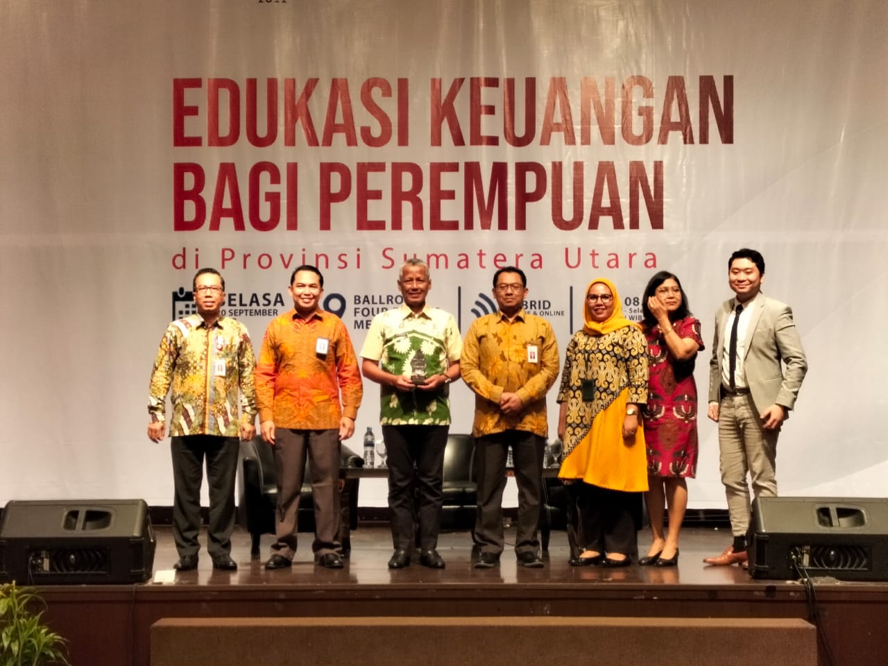Direktur Pengawasan Lembaga Jasa Keuangan (LJK) OJK Regional 5 Sumbagut Untung Santoso (tengah) dan Kadis Koperasi dan UMKM Sumut Ir Suherman, MSi (tiga kiri) bersama pembicara lainnya pada Edukasi Keuangan bagi Perempuan di Hotel Four Points by Sheraton Medan Selasa (20/9/2022). beritasore/laswie waked