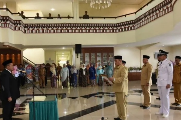 Bupati Tapanuli Selatan, Dolly Pasaribu saat  melantik 5 orang pejabat eselon II dan pejabat Administrasi dan Pengawasan di lingkungan Pemerintahan Tapsel di Kantor Bupati Tapsel di Sipirok, Senin (19/9). beritasore/Birong RT