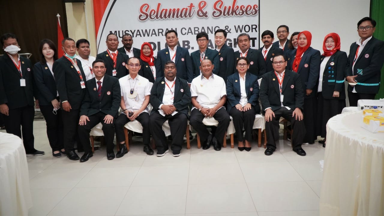 Plt Bupati Langkat H Syah Afandin SH foto bersama Ikatan Dokter Indonesia (IDI) cabang Kabupaten Langkat, di Stabat Seafood, Kamis (14/9/2022). beritasore/ist