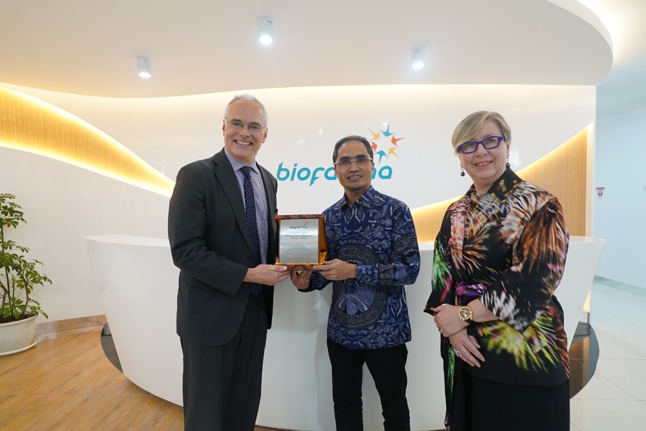 Dirut Bio Farma Honesti Basyir bersama CEO CEPI Richard J Hatchett, Board Chair CEPI, Executive Director Research and Development CEPI Melanie Saville di Jakarta Kamis (15/9/2022). beritasore/ist