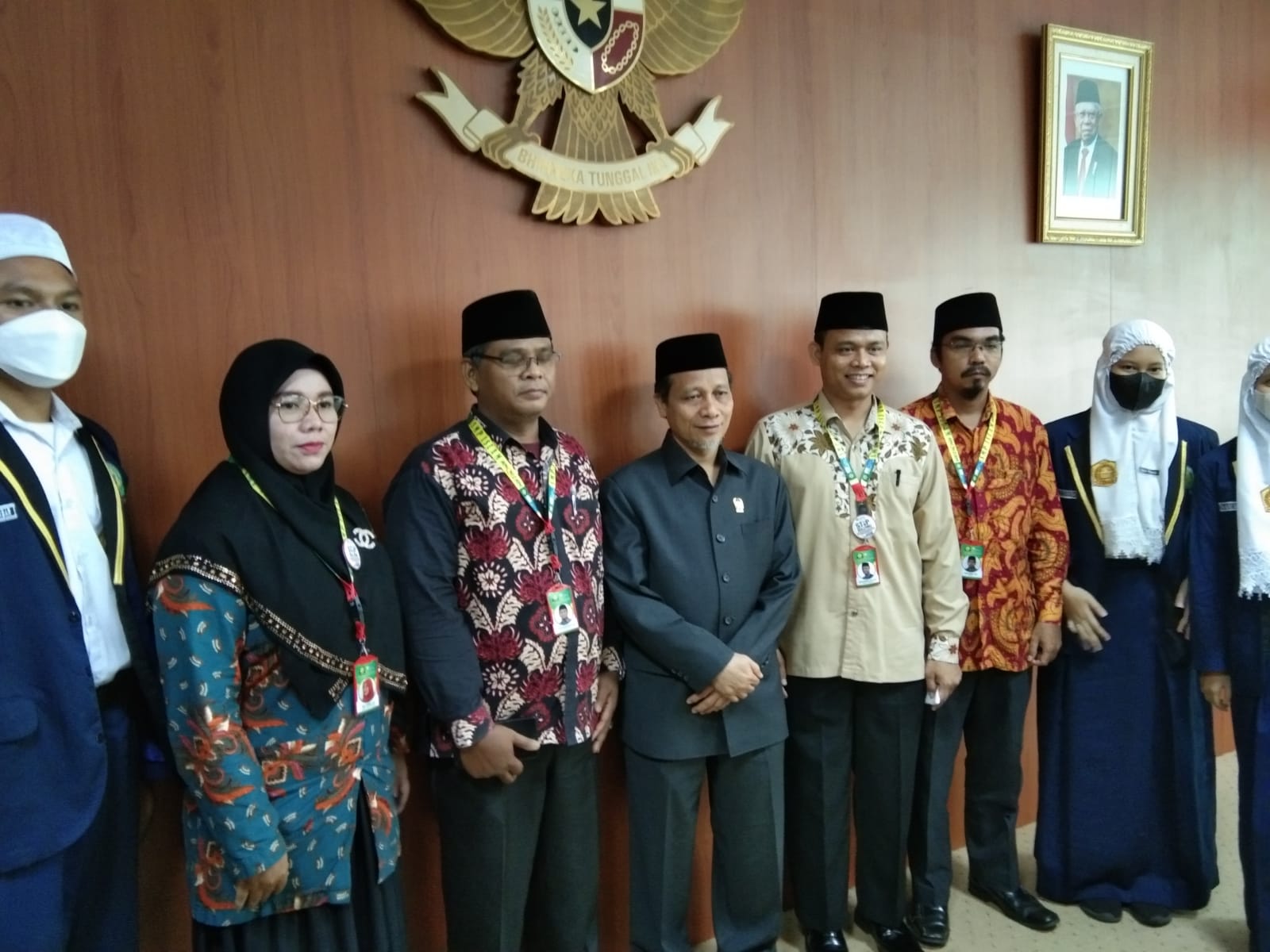 Pimpinan DPRD Kota Medan, H. Rajudin Sagala S.PdI, saat menerima kunjungan puluhan siswa dan tenaga pendidik SMP Islam Annizam Medan di gedung DPRD Medan, Selasa (20/9/2022).beritasore/Ist