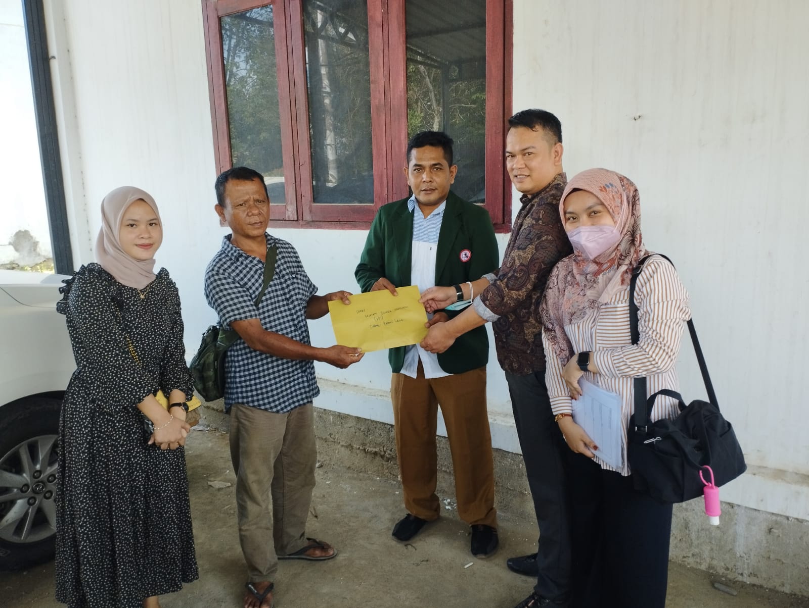 Ketua IDI Palas, dr.Afandi Siregar, bersama pengurus menyerahkan bantuan kepada keluarga korban yang tersengat arus listrik. Selasa (20/9).beritasore/ist