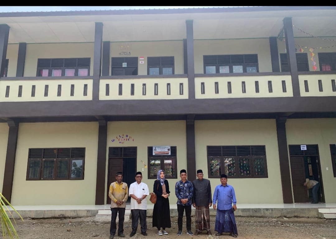 Dinda, Staff Grassroots dari Konsulat Jenderal Jepang di Medan (tiga kiri) berfoto di depan  Gedung Sekolah bantuan pemerintah Jepang bersama dengan Ketua Yayasan Bapak Tgk Hanafi Hat dan Direktur Sekolah Yayasan Pendidikan Islam Al Mubarakah sekaligus Dewan Perwakilan Rakyat Kabupaten Aceh Utara, Bapak Zubir di Kunyet Mule, Aceh Utara pada Rabu (14/9/2022). beritasore/ist