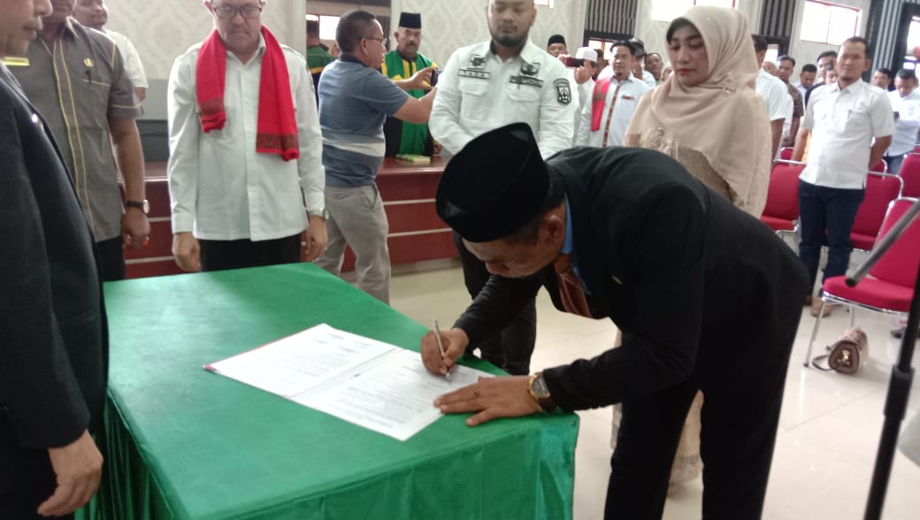 Kadis PUPR Sadli ST dan Bahagia Wati Spd MPD dikukuhkan oleh Bupati Aceh Tenggara Via Sekdakab MHD Ridwan Rabu (21/9) di Ruang Oproom kantor Bupati Setempat.beritasore/ist