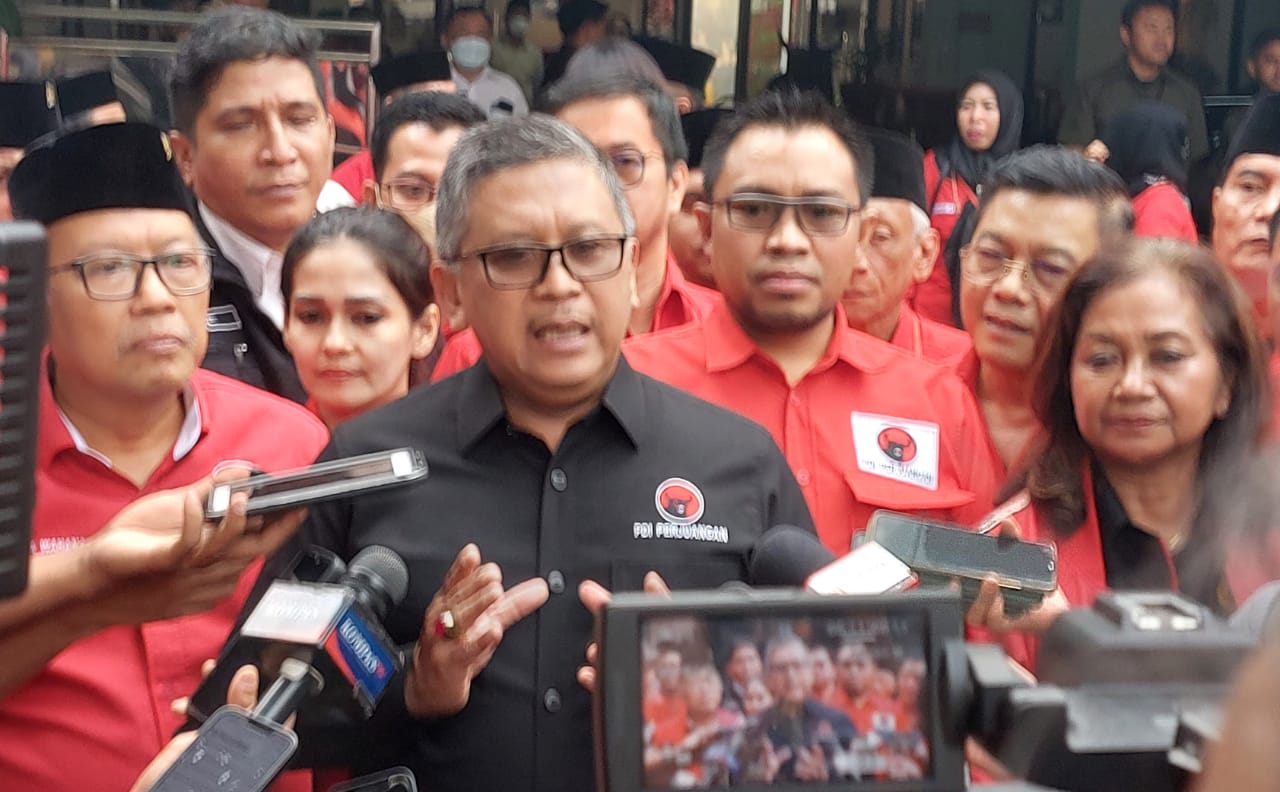 Sekretaris  Jenderal PDI Perjuangan Hasto Kristiyanto saat memberikan keterangan pers kepada awak media. beritasore/Irwansyah