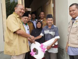 Syah Afandin Serahkan Kunci Rumah Bedah Warga 