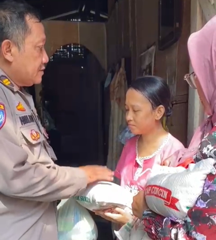 Kanit Binmas Iptu Hirlan S yang di dampingi Kepling saat memberikan sembako kepada Lisa Anggreni seorang janda beranak Lima di jalan Teratai Gang Ikhlas Link V Kel.Sari Rejo Kec.Medan Polonia, Rabu (21/9). Beritasore/ist