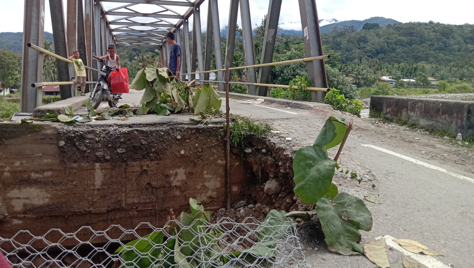 Tingginya Itensitas hujan sejak Rabu sore (21/9) di Kecamatan Darul Hasanah, naiknya debet air sungai Lawe Mamas akibatkan Abrasi pada Oprit jembatan Kute Lawe mamas.Saat ini jalan sudah mulai diperbaiki dengan pemasangan Bronjong dan timbunan  sementara pada Kamis siang (22/9) beritasore/ist