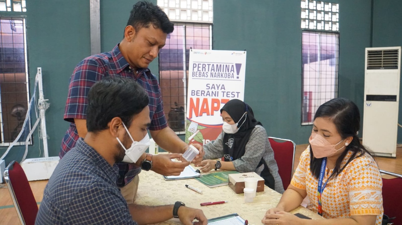 Para pekerja sedang melakukan tes NAPZA di Medan Kamis (22/9/2022). beritasore/ist