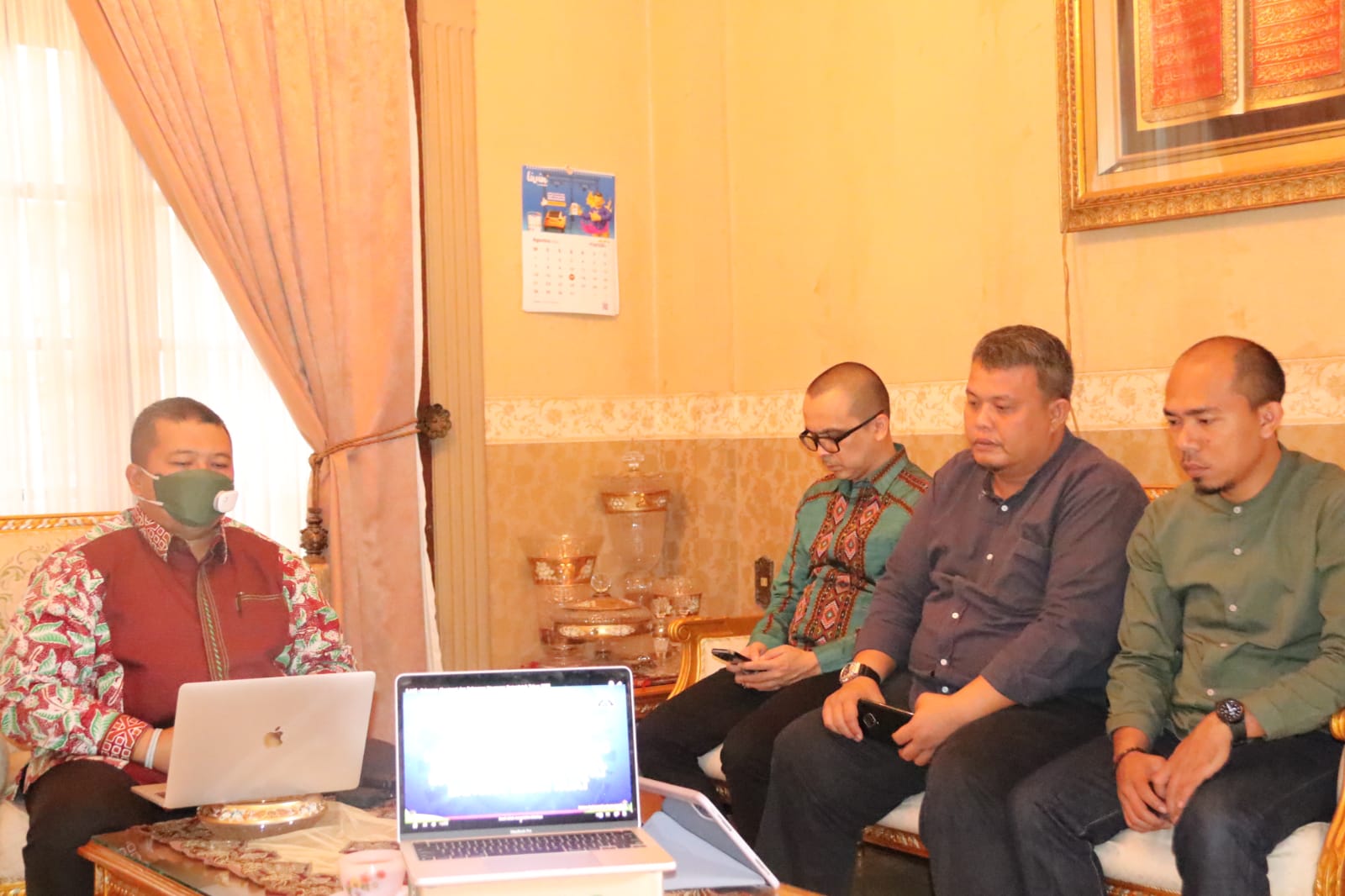 Bupati Tapanuli Selatan, Dolly Pasaribu saat mengikuti Rapat Kerja Nasional (Rakernas) Akuntansi dan Pelaporan Keuangan Pemerintah Tahun 2022 secara virtual yang di gelar di Auditorium Dhanapala Kementerian Keuangan RI Jakarta, Kamis (22/9). beritasore/Birong RT